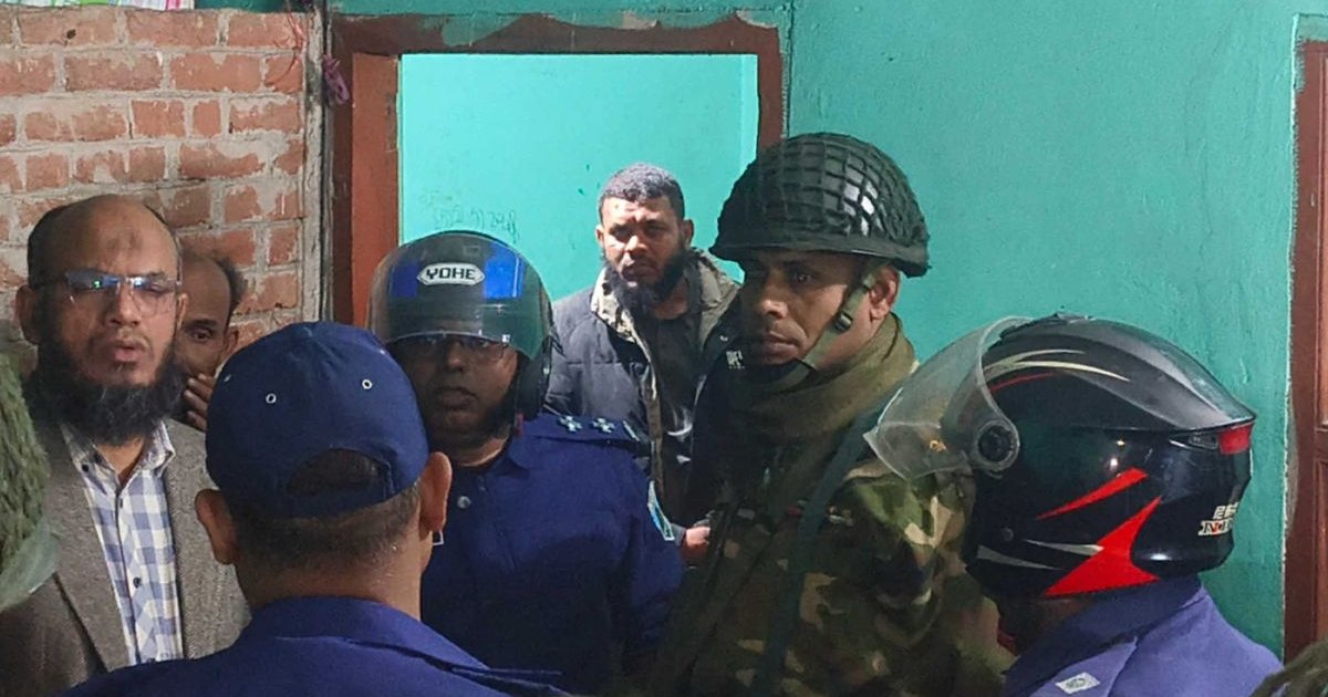 কলেজ উড়িয়ে দেওয়ারও হুমকি, শিক্ষার্থীদের ধাওয়া খেলেন গণঅধিকার পরিষদ নেতা