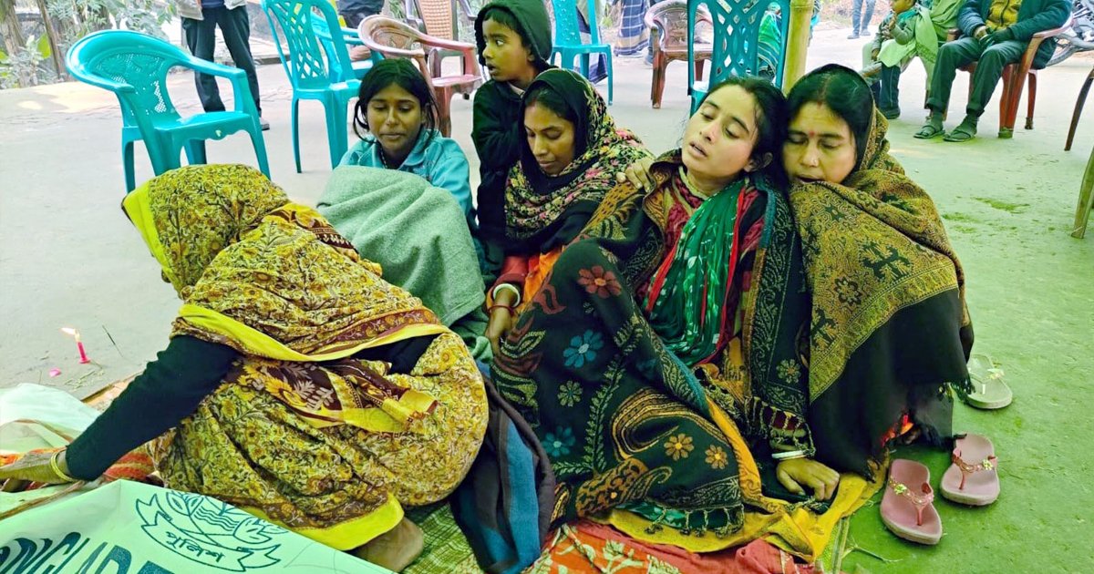 সড়ক দুর্ঘটনায় প্রাণ হারালেন একই গ্রামের পাঁচ নারী দিনমজুর