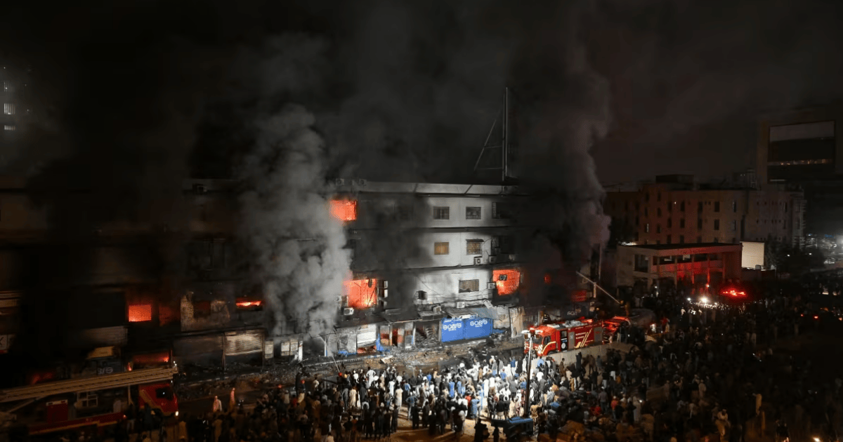 করাচির গুল প্লাজা অগ্নিকাণ্ড: মৃতের সংখ্যা ১৪, নিখোঁজ ৫৮