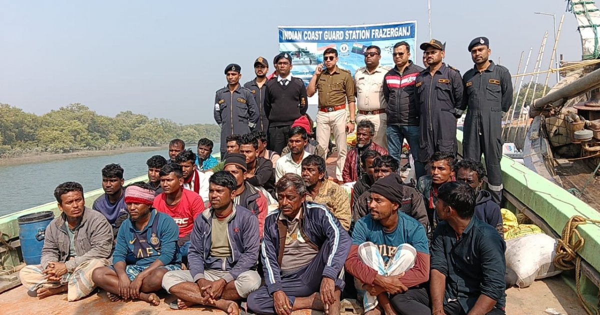 বঙ্গোপসাগর থেকে ফিশিংবোটসহ ২৪ জেলেকে ধরে নিয়ে গেছে ভারতীয় কোস্টগার্ড