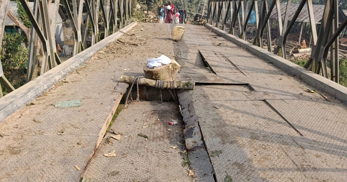 ডেবে গেছে বেইলী ব্রীজের পাটাতন, যান চলাচল বন্ধে দুর্ভোগে দুই জেলার মানুষ