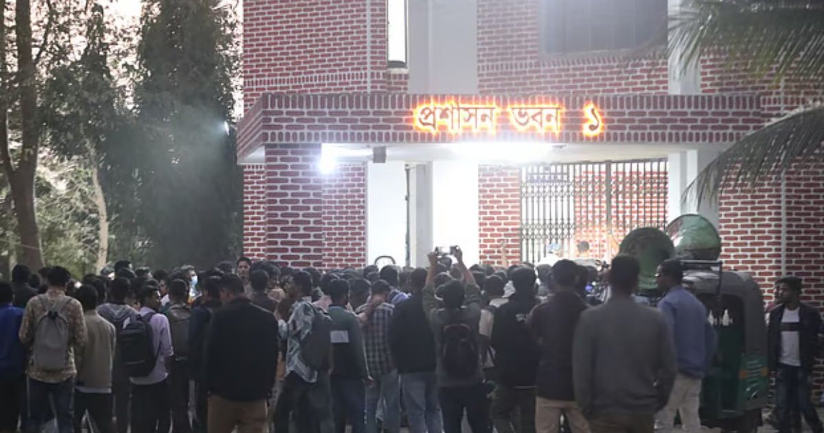 প্রশাসন ভবনে উপাচার্যকে অবরুদ্ধ করে বিক্ষোভ, তোপের মুখে বিএনপিপন্থী শিক্ষক