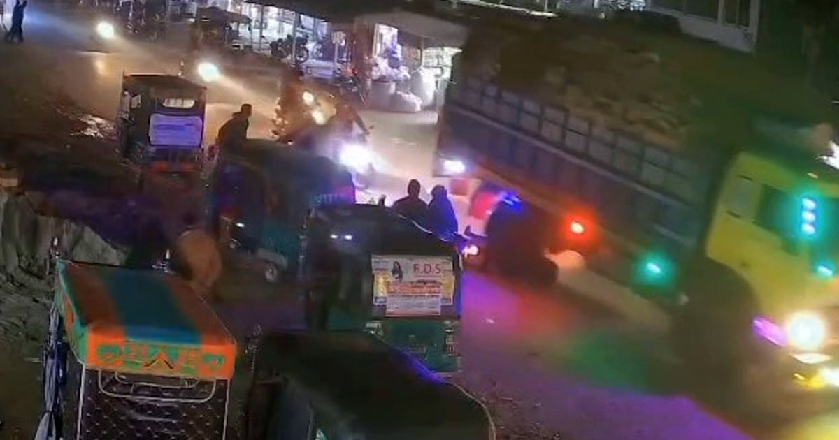 নওগাঁয় খড়িবাহী ট্রাকচাপায় প্রাণ গেল মা–মেয়ের