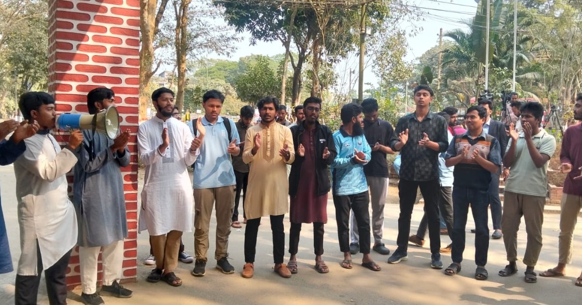 নির্বাচনের দাবিতে দ্বিতীয় দিনেও বিক্ষোভ, উপ-উপাচার্যকে ‘ভুয়া ভুয়া’ স্লোগান