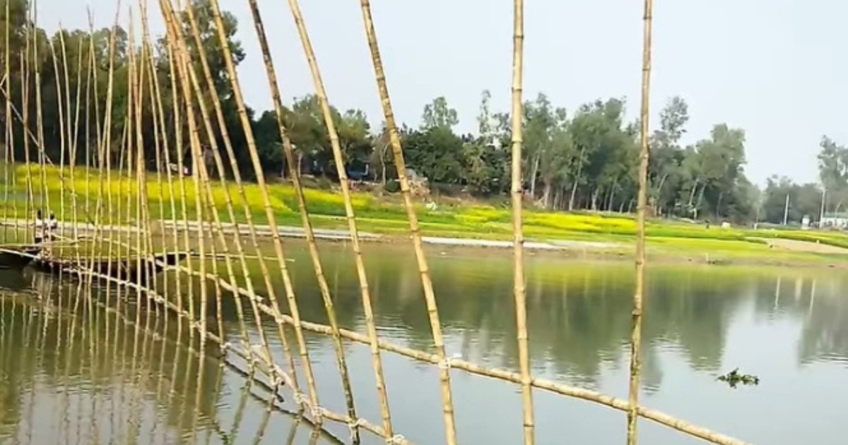 নৌ-পথে গ্রামে ঢুকছে ডাকাত, ঠেকাতে নদীতে দেওয়া হলো বাঁশের বেড়া 