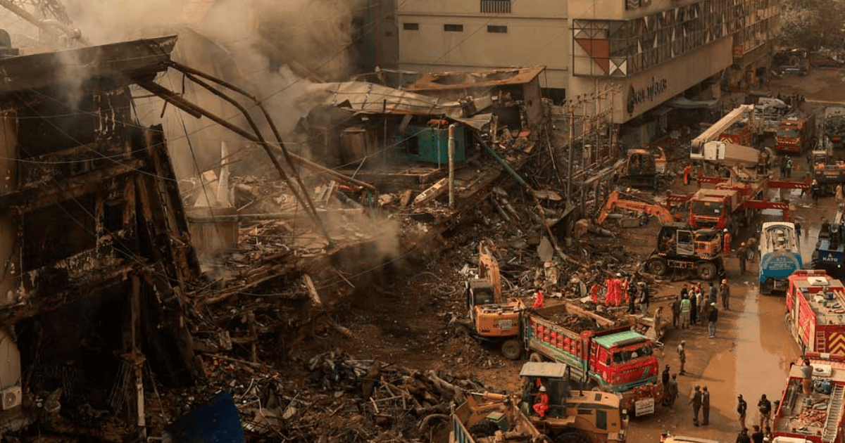 করাচির শপিং মলে আগুন: মৃত বেড়ে ২৩, নিখোঁজ ৩৮