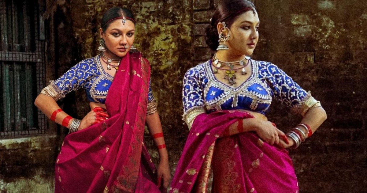 নীল-গোলাপিতে লাস্যময়ী জয়া