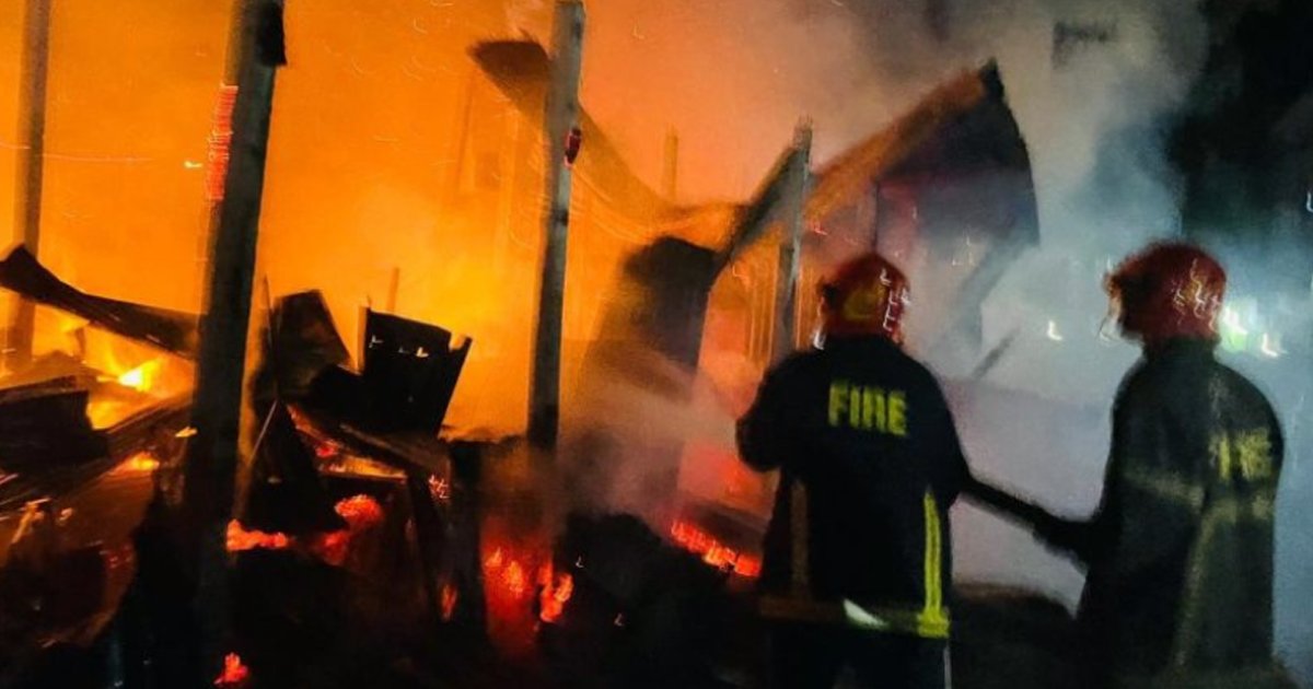 হাটহাজারীতে পাঁচ দোকান পুড়ে ছাই