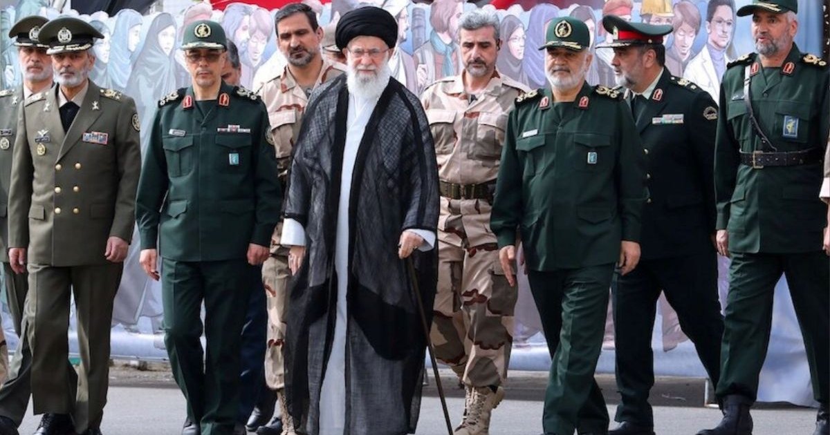 খামেনির দিকে হাত বাড়ালে সেই হাত কেটে ফেলা হবে: ইরান সেনাবাহিনী