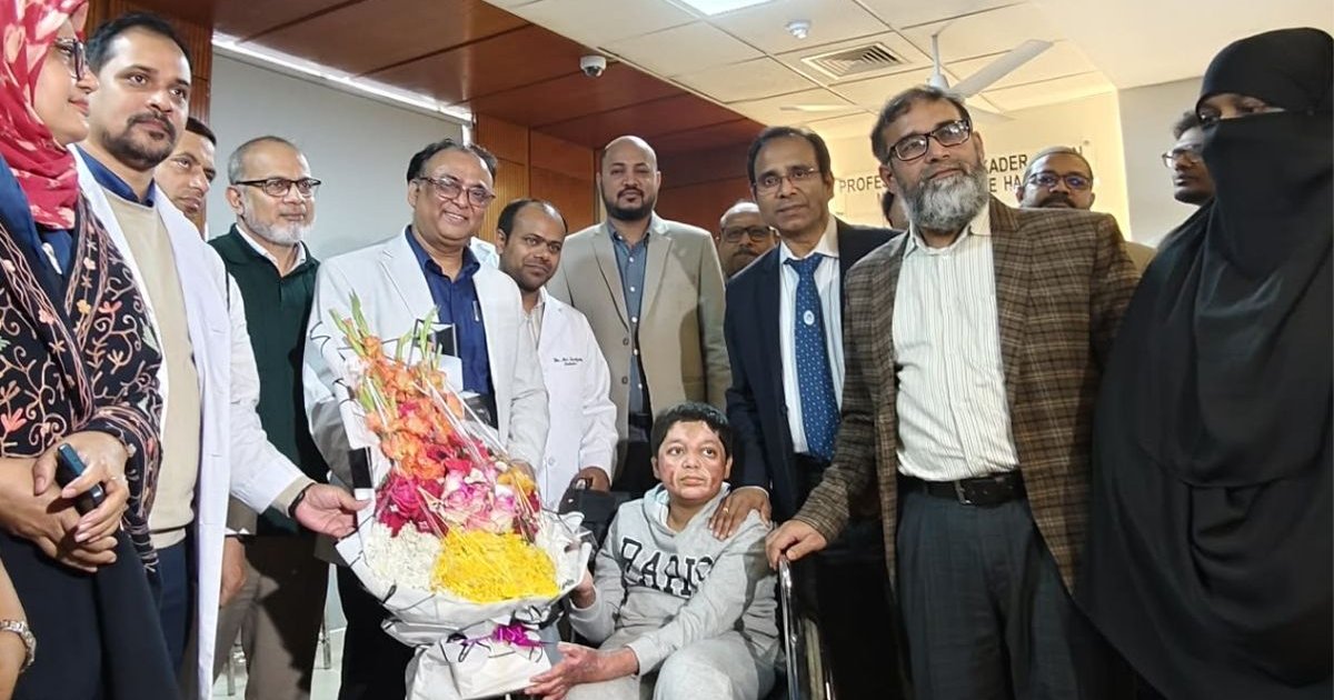 ৩৬ বার অপারেশন, ছয় মাস পর অবশেষে ঘরে ফিরলো আবিদ