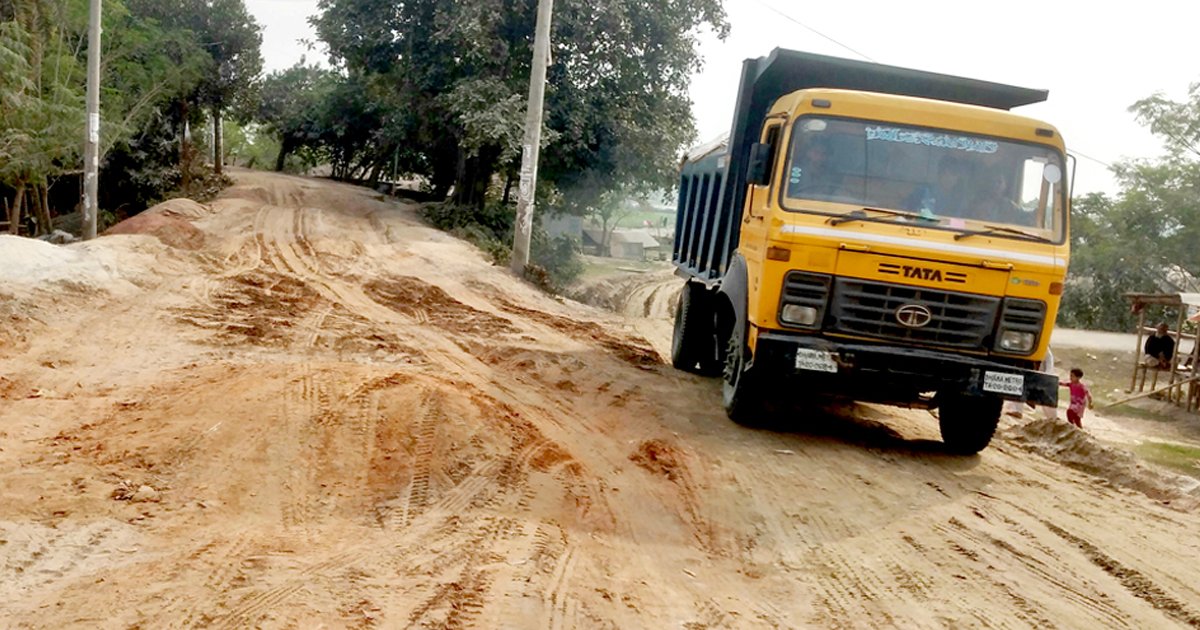 সড়কের বেহাল অবস্থা: ঈশ্বরদীর দুই ইউনিয়নে দুর্ভোগে লাখো মানুষ