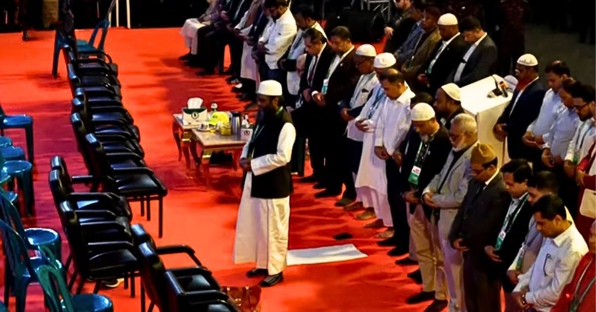 সমাবেশ মঞ্চেই নামাজ আদায় করলেন তারেক রহমান