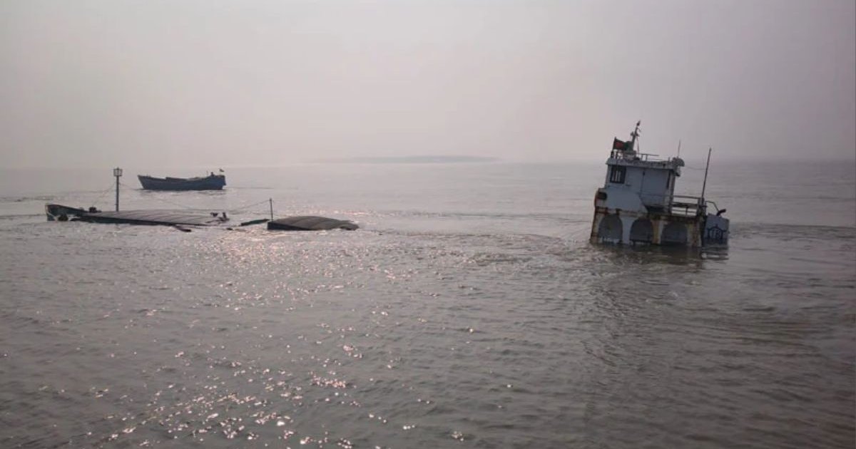 পশ্চিমবঙ্গের মুড়িগঙ্গা নদীতে ডুবলো বাংলাদেশি জাহাজ, ১২ নাবিক উদ্ধার