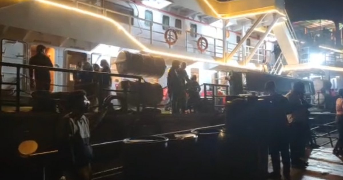 সেন্টমার্টিনে পর্যটকবাহী জাহাজে যান্ত্রিক ত্রুটির, চার ঘণ্টা পর রওনা