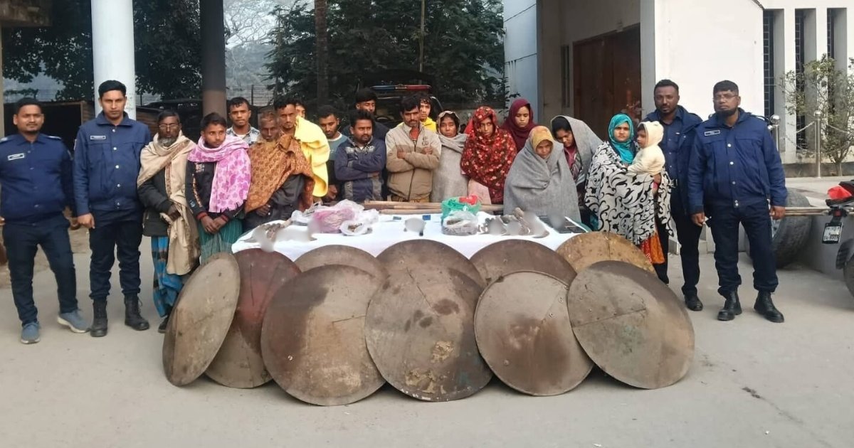 যৌথ বাহিনীর অভিযানে ঢাল-বর্শা-কাস্তেসহ বিপুল অস্ত্র উদ্ধার, আটক ১৮