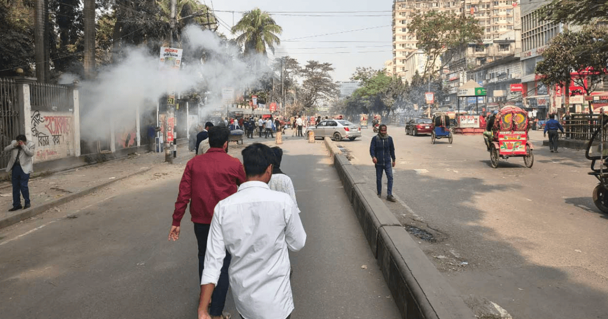ঢাকা কলেজ-আইডিয়াল কলেজ শিক্ষার্থীদের সংঘর্ষ, টিয়ারশেল নিক্ষেপ
