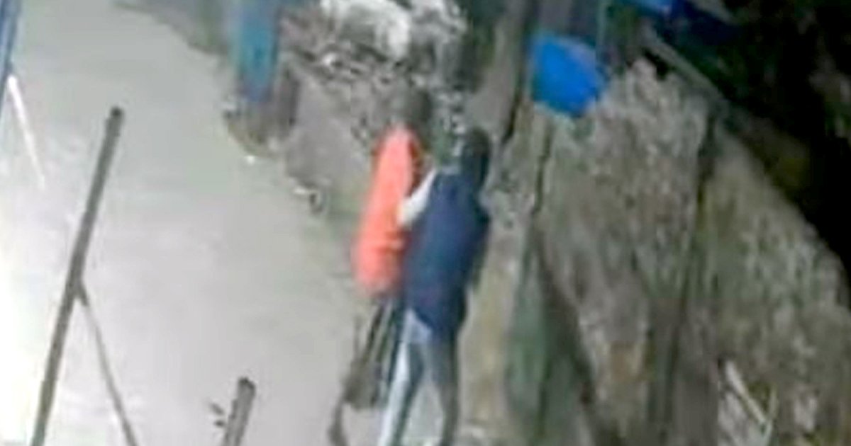 অটোরিকশাচালককে রাস্তায় পিটিয়ে হত্যা, সামনে থেকেও নীরব পথচারীরা