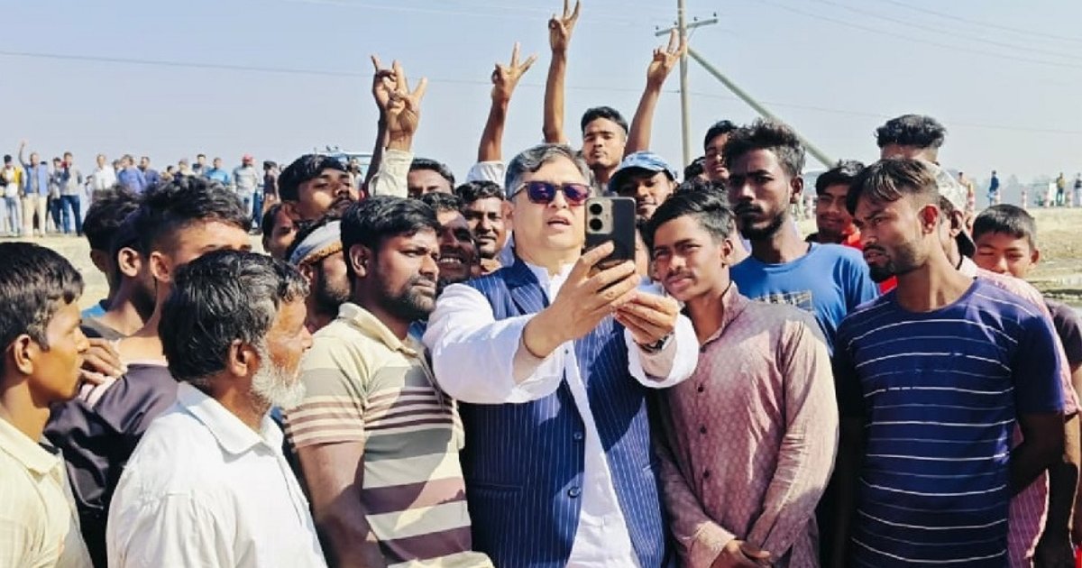 লবণশ্রমিকদের সঙ্গে সালাহউদ্দিনের সেলফি, বললেন—‘তোয়ারা ক্যান আছো’