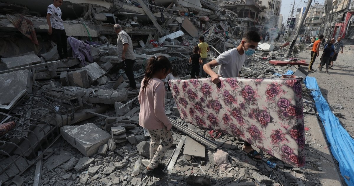 গাজায় একদিকে ইসরায়েলি হামলা অন্যদিকে অজানা ভাইরাসের আতঙ্ক