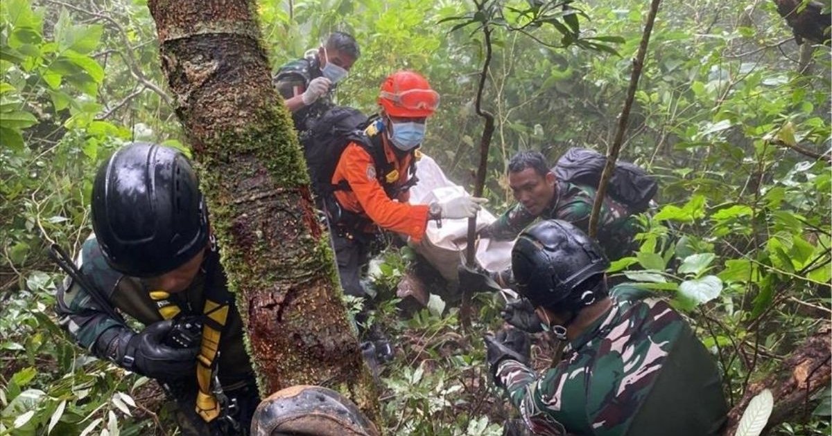 ইন্দোনেশিয়ায় বিধ্বস্ত বিমানের ১০ আরোহীর মরদেহ উদ্ধার