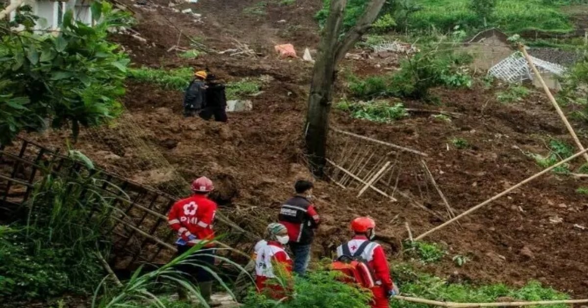ইন্দোনেশিয়ায় ভয়াবহ ভূমিধসে নিহত ৭, নিখোঁজ ৮২