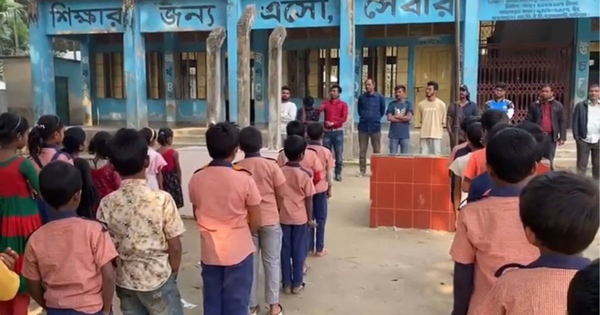 ‘ভোটার হলে, ধানের শীষে ভোট দিতাম’, স্কুলে শিশুদের শপথ পড়ালো ছাত্রদল নেতা