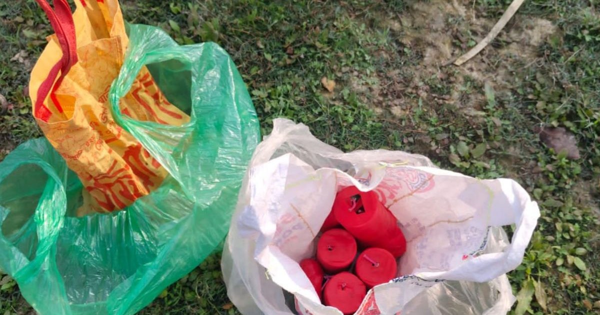 নদীতে মাছ ধরতে এসে মিলল ৮টি ককটেল সদৃশ্য বস্তু