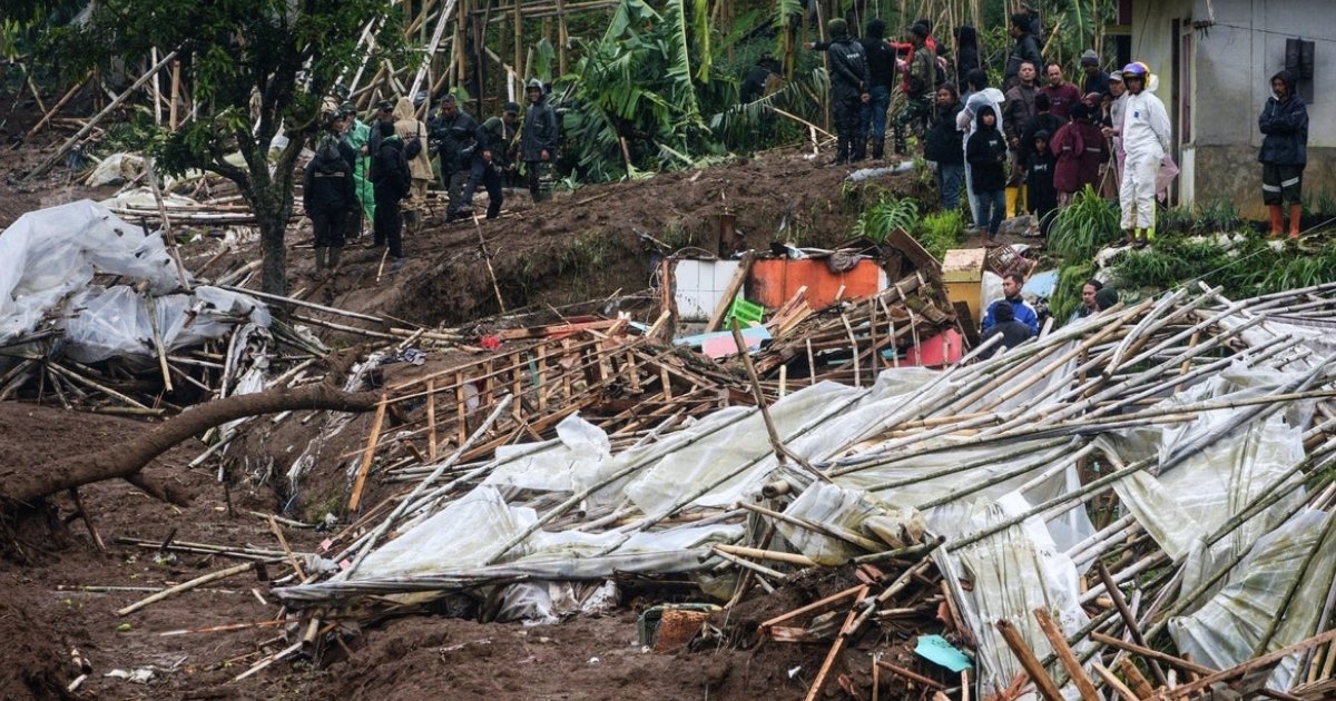 ইন্দোনেশিয়ায় ভূমিধসে মৃত্যু বেড়ে ১০, নিখোঁজদের সন্ধানে চলছে উদ্ধার অভিযান