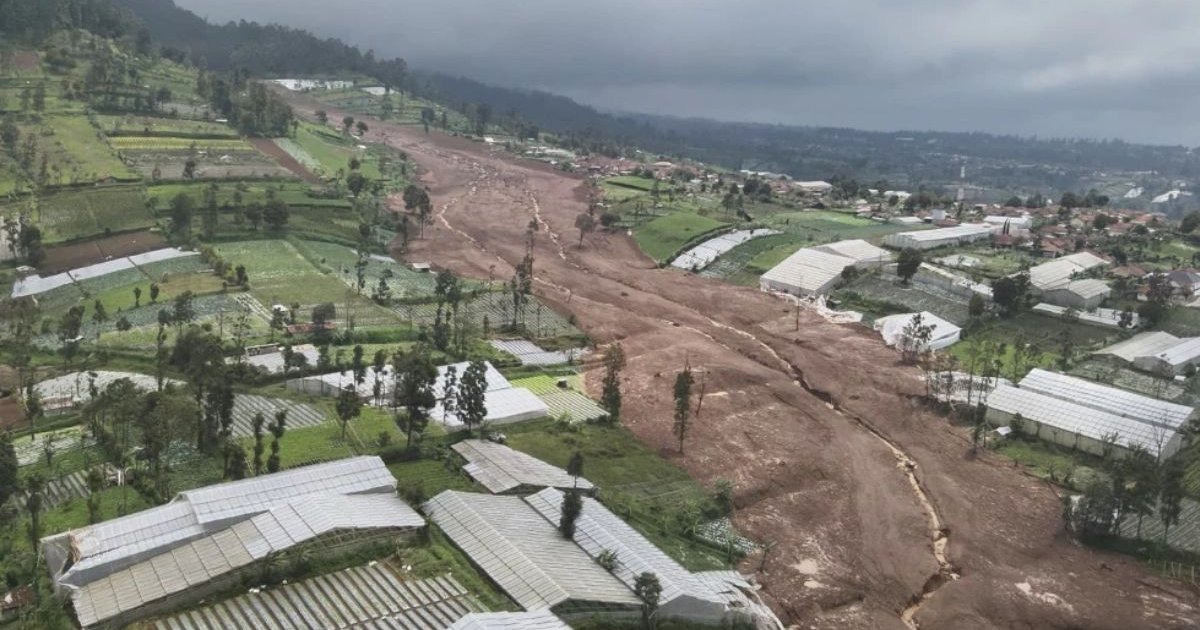 জাভা দ্বীপে পাহাড় ধসে ১১ জনের মৃত্যু, নিখোঁজ ৭৯
