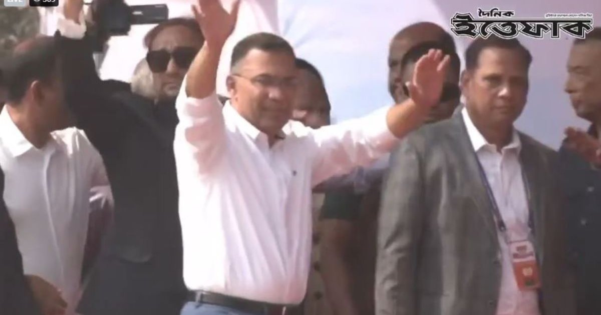 চট্টগ্রামে নির্বাচনী জনসভা মঞ্চে তারেক রহমান, নেতাকর্মীদের ঢল