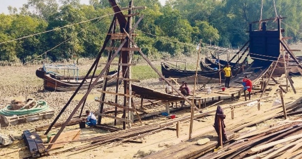 আনোয়ারার উপকূলে নৌকা তৈরিতে ব্যস্ত কারিগররা