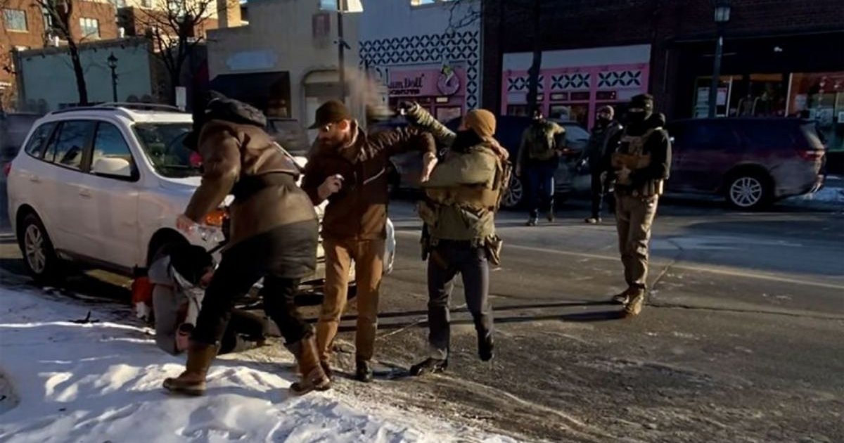 সিএনএনের ভিডিও বিশ্লেষণ: নিরস্ত্র অবস্থায় ডিএইচএসের গুলিতে নিহত আলেক্স প্রেটি