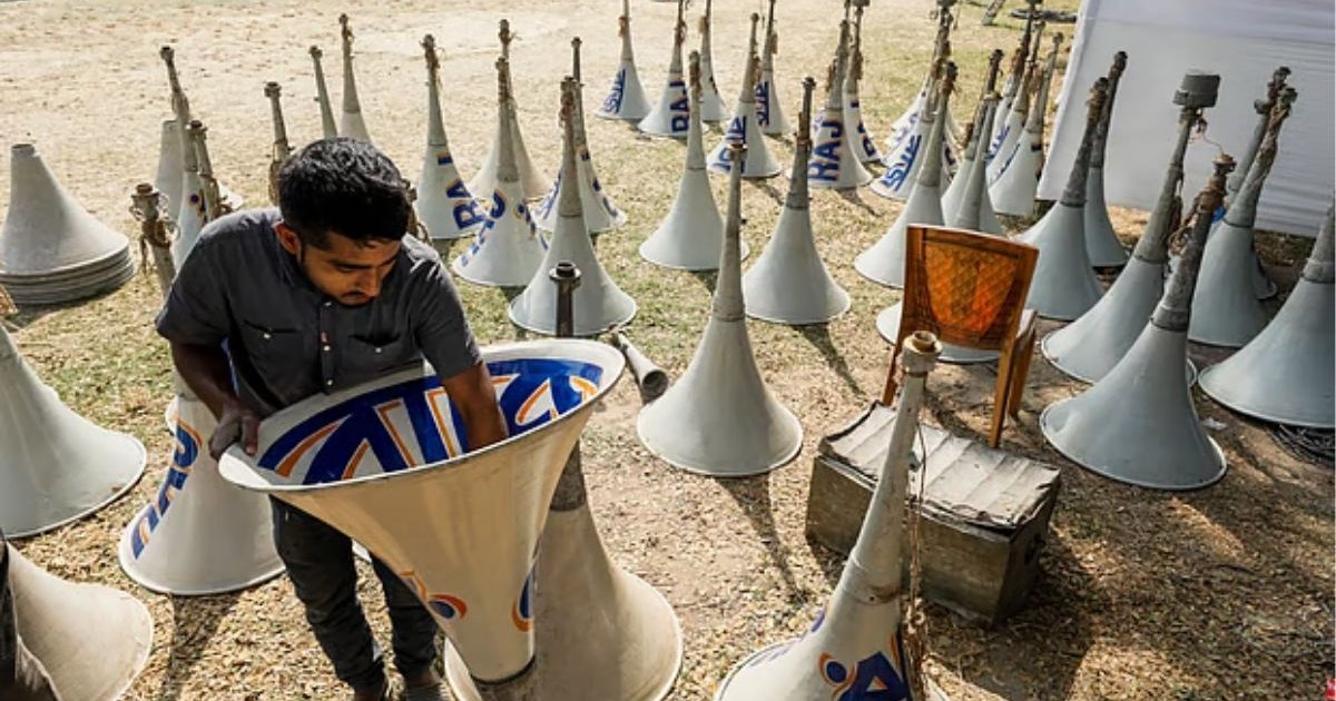 চট্টগ্রামে জনসভায় কয়েক স্তরের নিরাপত্তার মধ্যেও চুরি গেল ১৮ মাইক