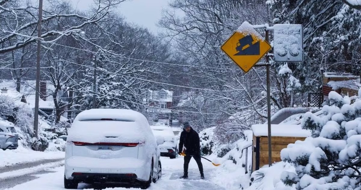 যুক্তরাষ্ট্রজুড়ে তুষারঝড়ে বিদ্যুৎহীন লাখো মানুষ, ১৩ হাজার ফ্লাইট বাতিল