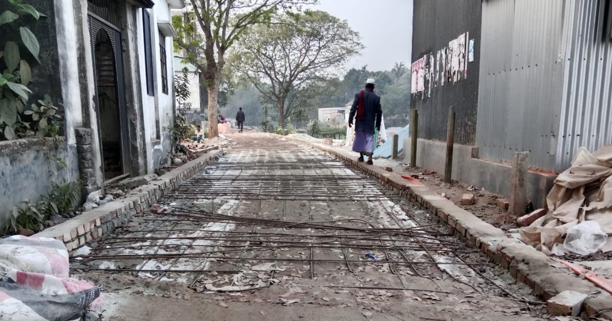 বালুর ওপর রড বিছিয়ে ঢালাই: সড়ক নির্মাণকাজ বন্ধ করলো বিক্ষুব্ধরা