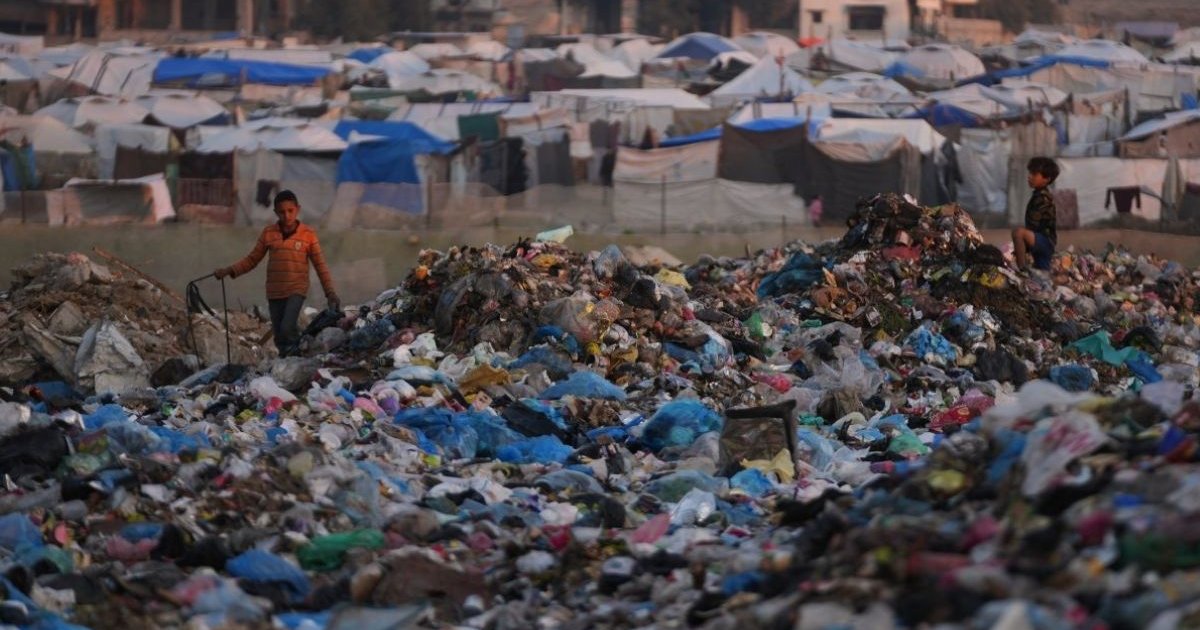 তাঁবুতে মানবেতর জীবনযাপন করছে গাজাবাসী