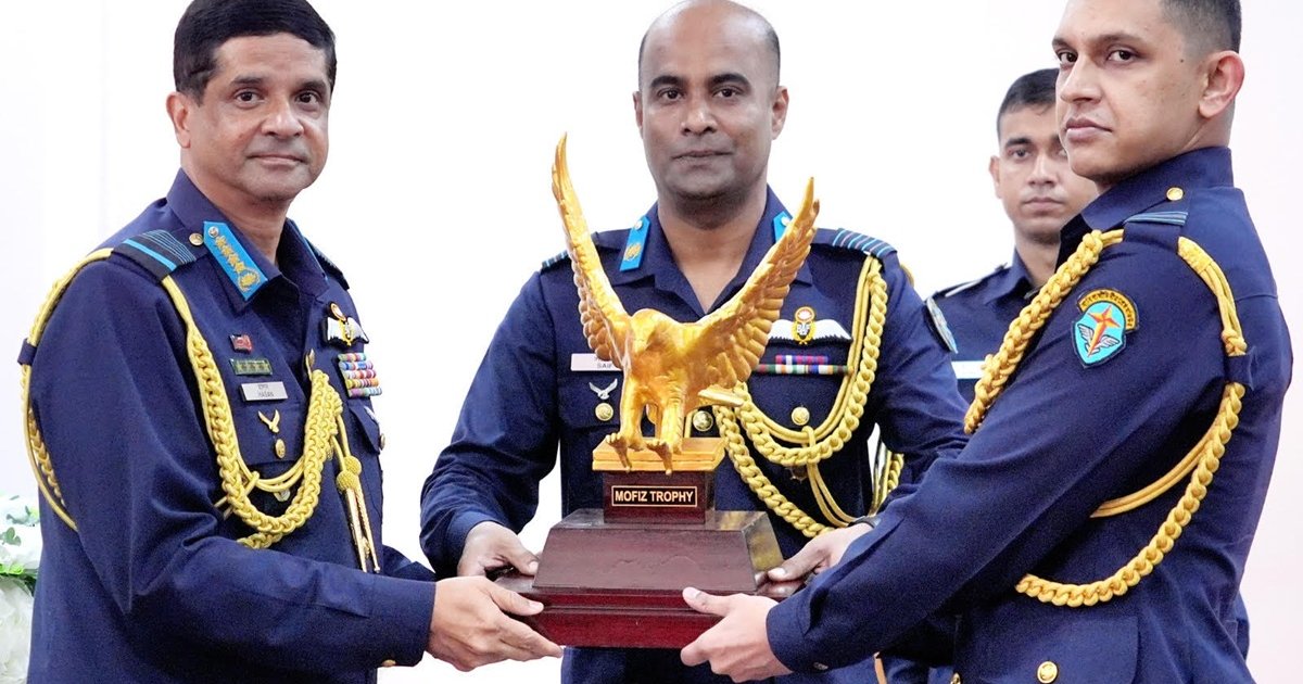 বিমান বাহিনীর ফ্লাইং ইন্সট্রাক্টরস্ কোর্সের সনদ বিতরণ