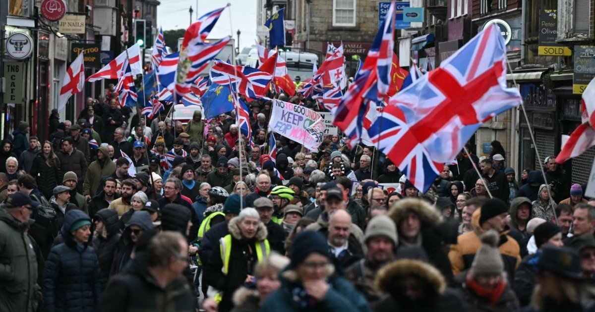 ব্রিটেনে বড় দুই দলে ভাঙন, রাজনৈতিক অস্থিরতা
