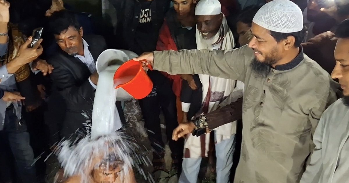 দুধ দিয়ে গোসল করে জামায়াতে যোগ দিলেন মৎস্যজীবী দল নেতা