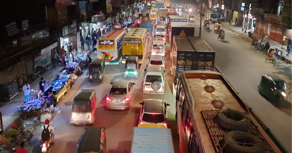 বাড্ডায় দুই বাসের চাপায় প্রাণ গেল ব‍্যাংক কর্মচারীর