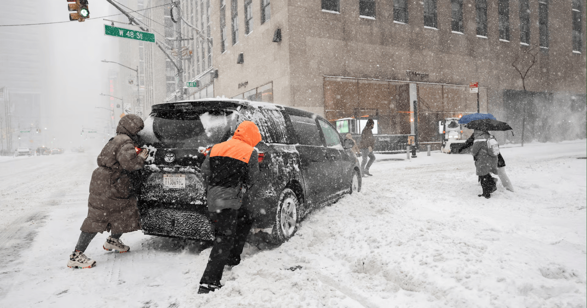 তীব্র তুষারঝড়ে বিপর্যস্ত যুক্তরাষ্ট্র, মৃত্যু ১৮
