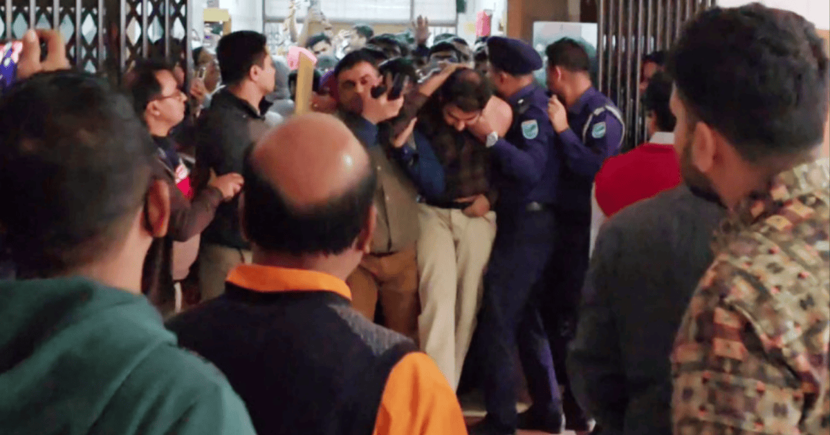 হাসপাতালে নারী চিকিৎসকদের ওয়াশরুমে গোপন ক্যামেরা, ইন্টার্ন চিকিৎসক আটক