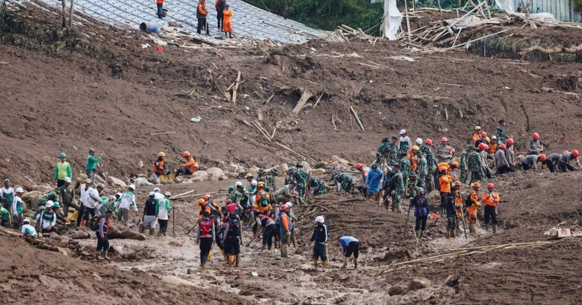 ইন্দোনেশিয়ায় ভয়াবহ ভূমিধসে ২৩ সেনাসদস্যের মৃত্যু
