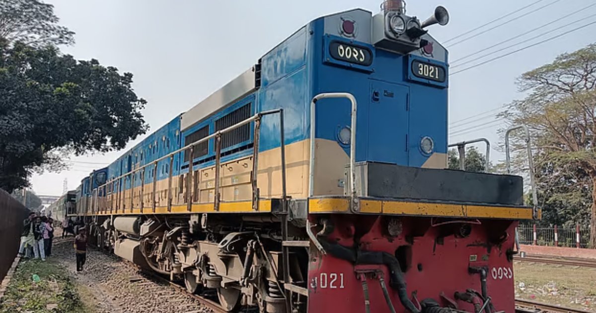 ৯ ঘণ্টার অপেক্ষায় চলাচল শুরুর পর ইঞ্জিন বিকলে আটকা যাত্রীবাহী ট্রেন