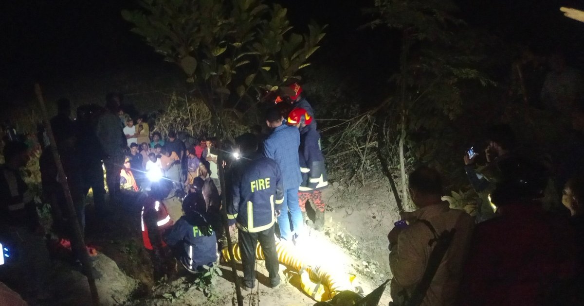 নলকূপের গর্তে পড়া শিশুটিকে ৪ ঘণ্টা পর অচেতন অবস্থায় উদ্ধার