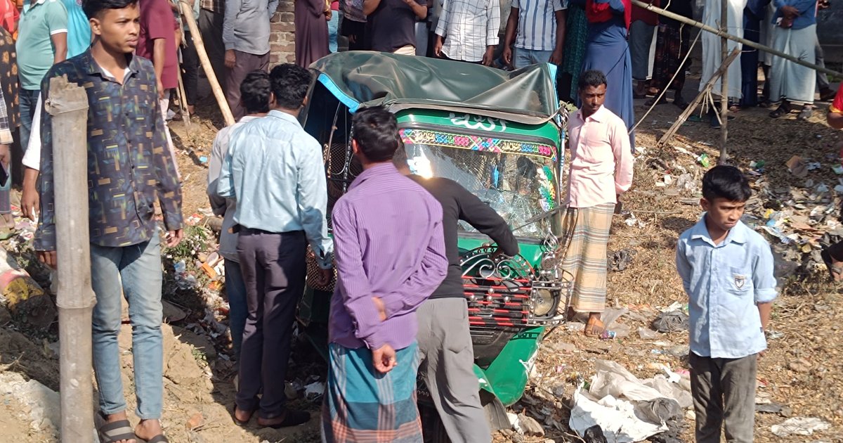 দাঁড়িয়ে থাকা সিএনজিতে ট্রাকের ধাক্কা, শিক্ষার্থীসহ নিহত ২
