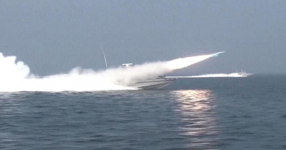 সমুদ্রের নিচে থাকা মিসাইলের সুড়ঙ্গ উন্মোচন করল ইরান