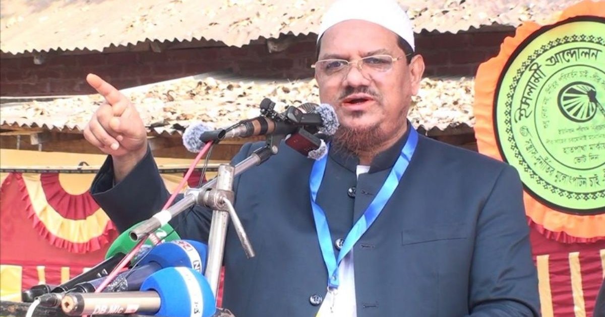 বেপর্দা নারীদের পাশে বসিয়ে সেলফি তোলেন জামায়াতের আমির: চরমোনাই পীর