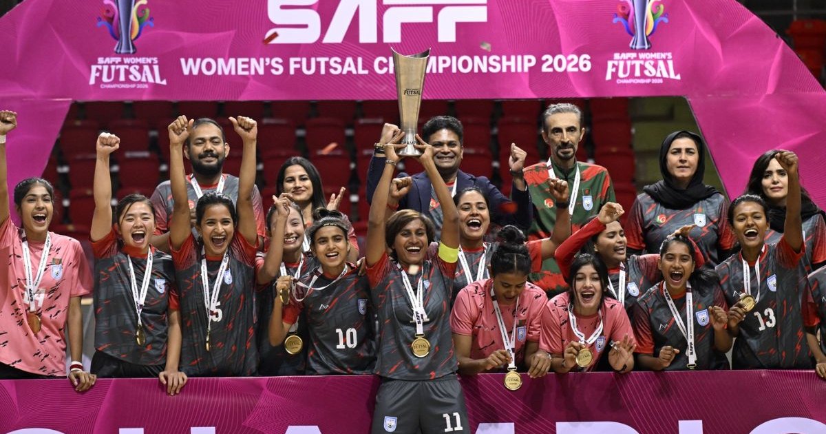 সাফের শিরোপা নিয়ে দেশে ফিরলো বাংলার মেয়েরা, ছাদখোলা বাসে নিচ্ছেন সংবর্ধনা