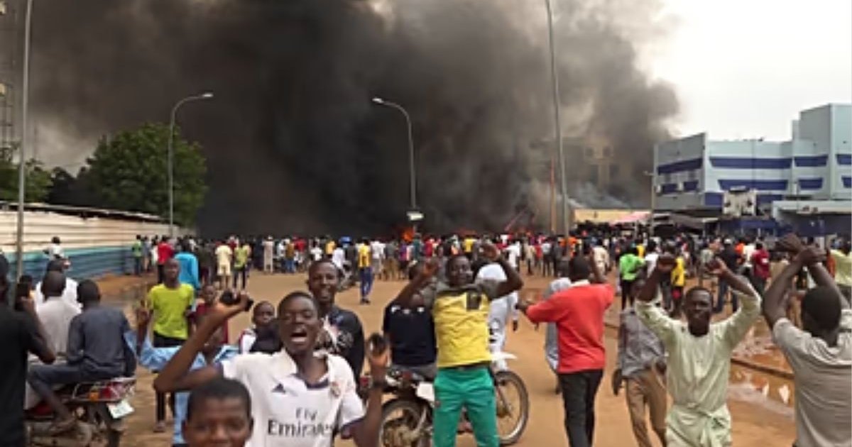 নাইজারে সামরিক ঘাঁটিতে হামলায় ২০ জন নিহত, গ্রেপ্তার ১১